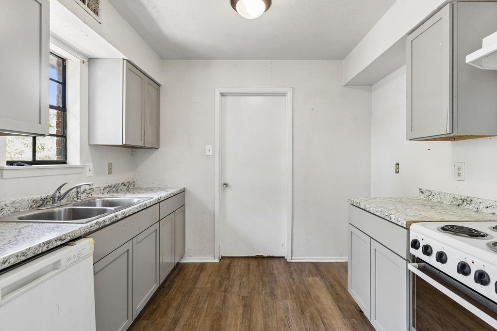 1823 Randolph Drive - Photo 3