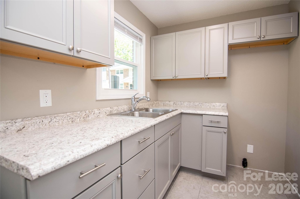 318 Highland Street - Photo 5