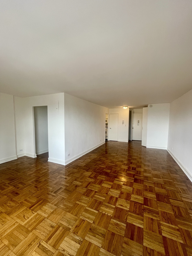 West 52nd Street - Photo 4