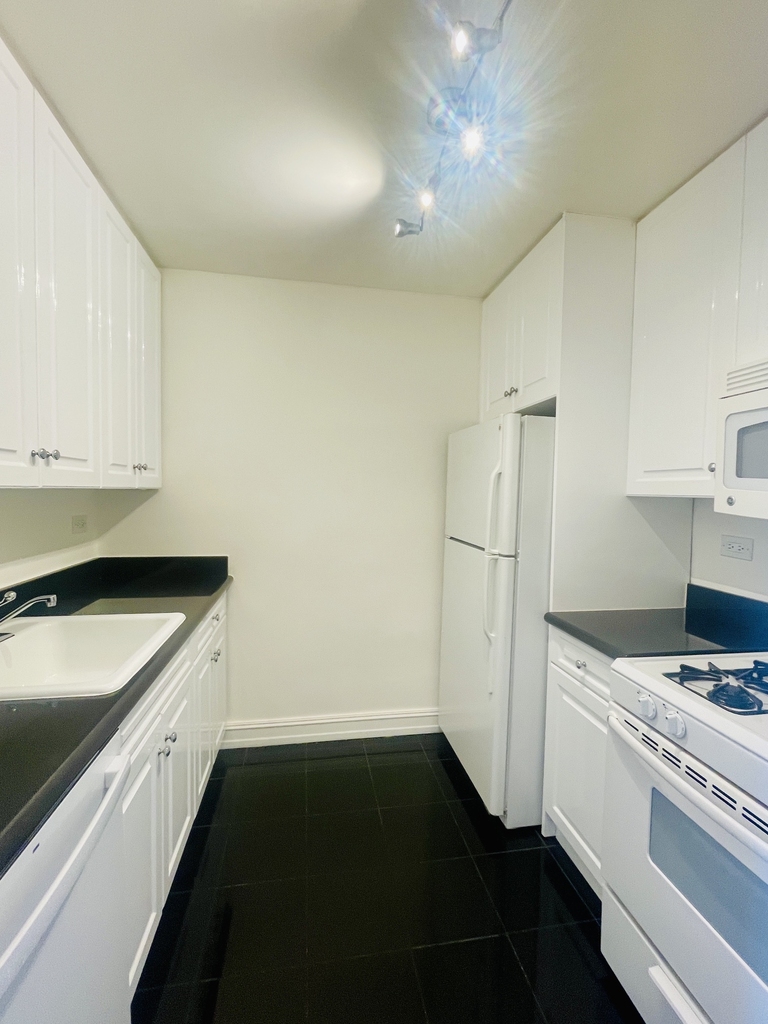 West 52nd Street - Photo 8