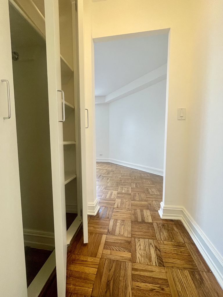 West 52nd Street - Photo 6