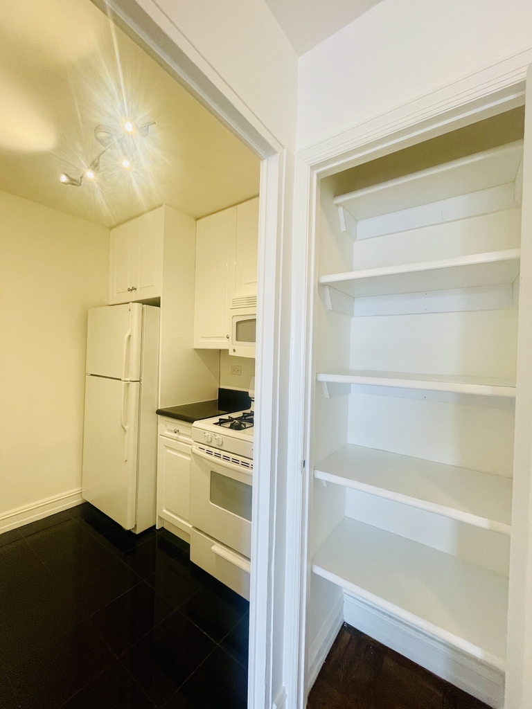 West 52nd Street - Photo 7