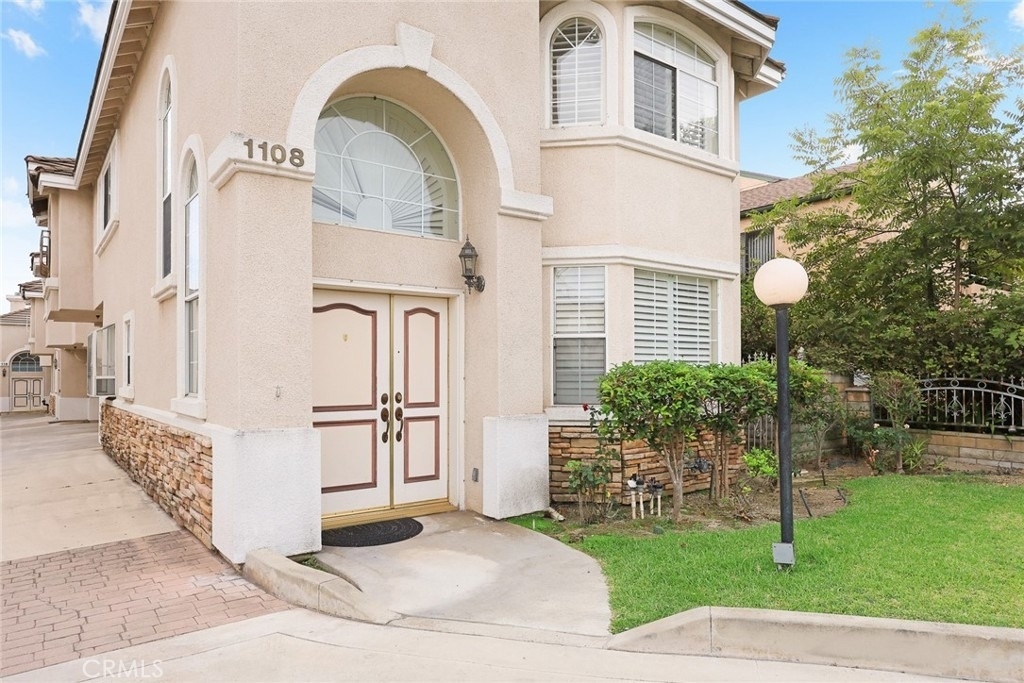 1108 Fairview Avenue - Photo 2