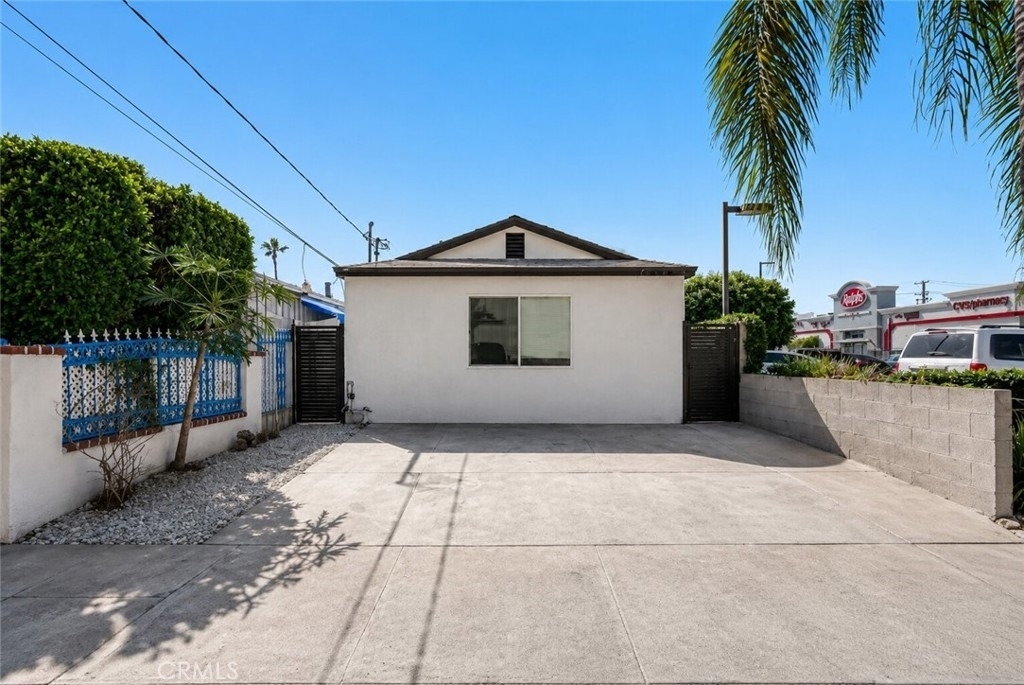 1124 Coronel Street - Photo 0