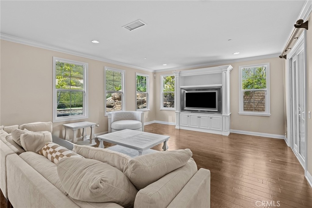 1009 Newhall - Photo 9