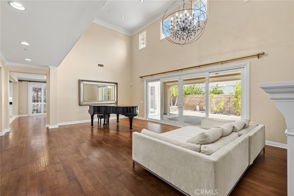 1009 Newhall - Photo 6