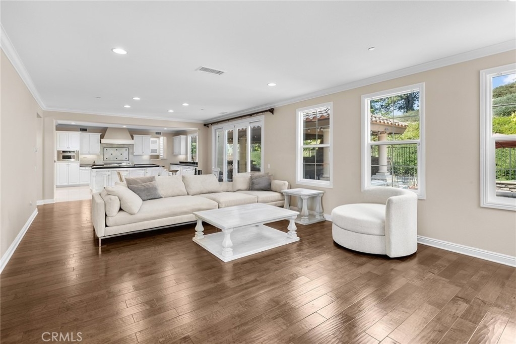 1009 Newhall - Photo 8