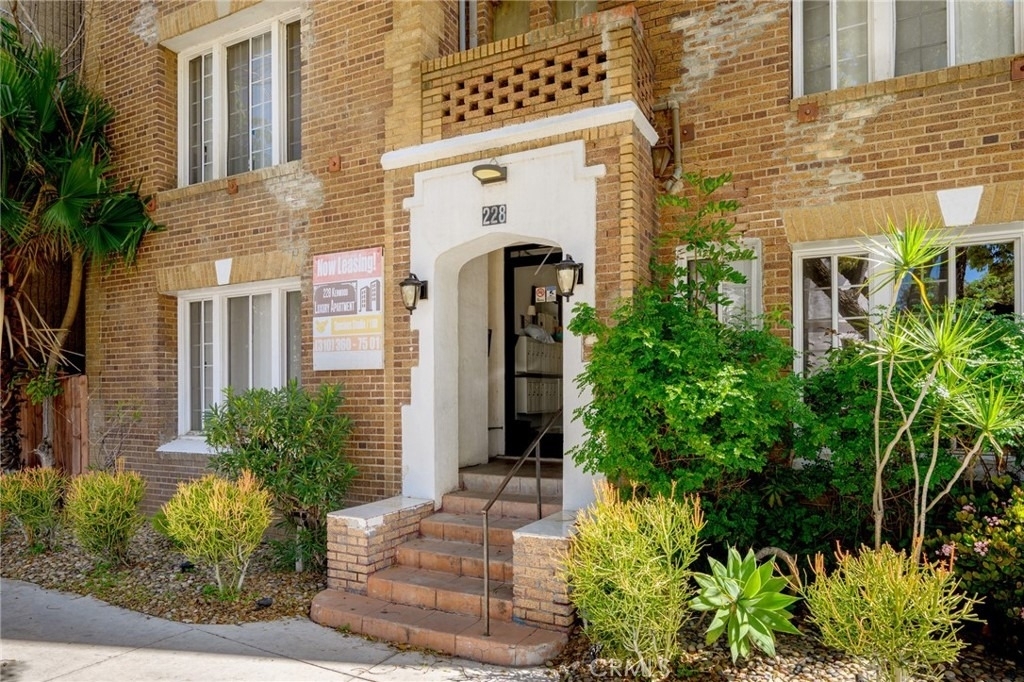 228 S Kenwood Street - Photo 1