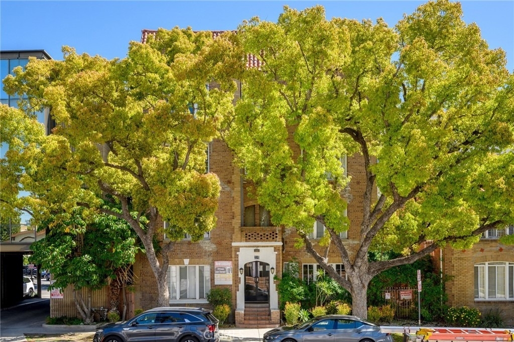 228 S Kenwood Street - Photo 0