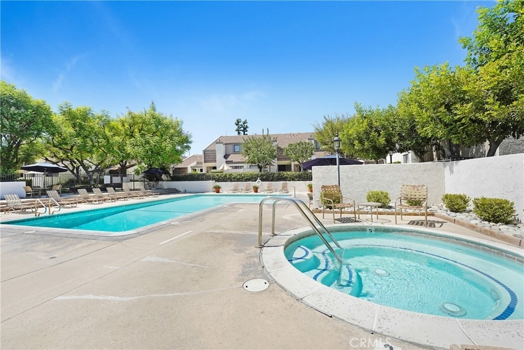 582 W Huntington Dr - Photo 2