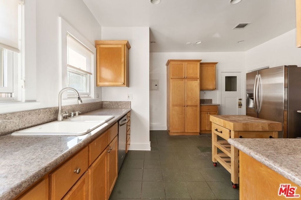 177 N Sycamore Avenue - Photo 9