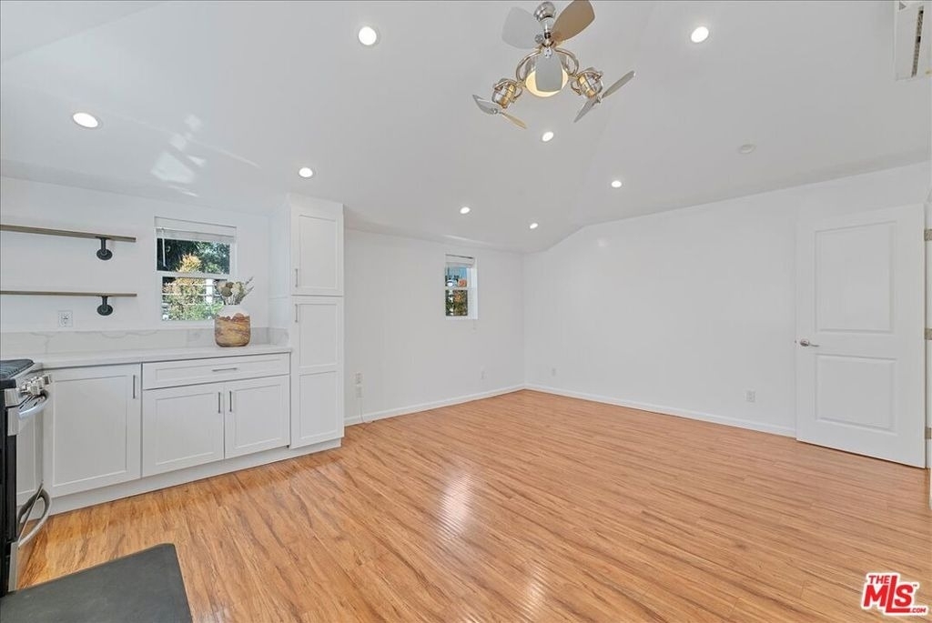 6724 Mammoth Avenue - Photo 2