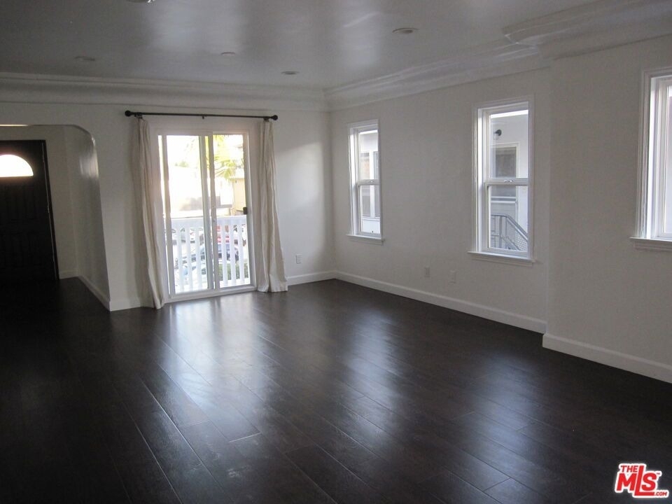 1047 S Wooster Street - Photo 3