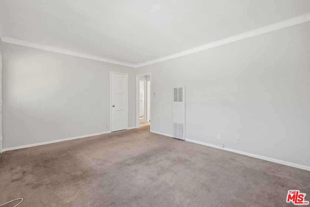 4951 Cahuenga Boulevard - Photo 2
