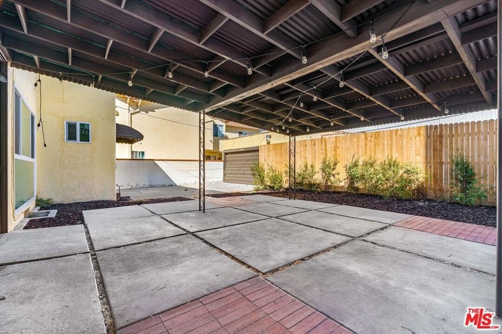 1838 S Victoria Avenue - Photo 40