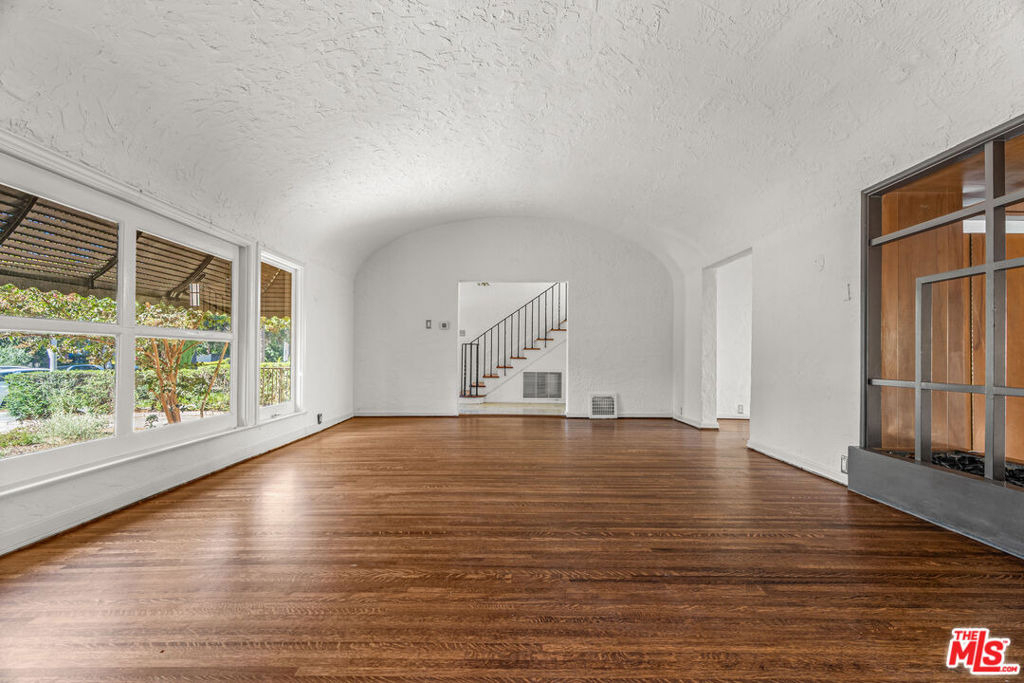 1838 S Victoria Avenue - Photo 8