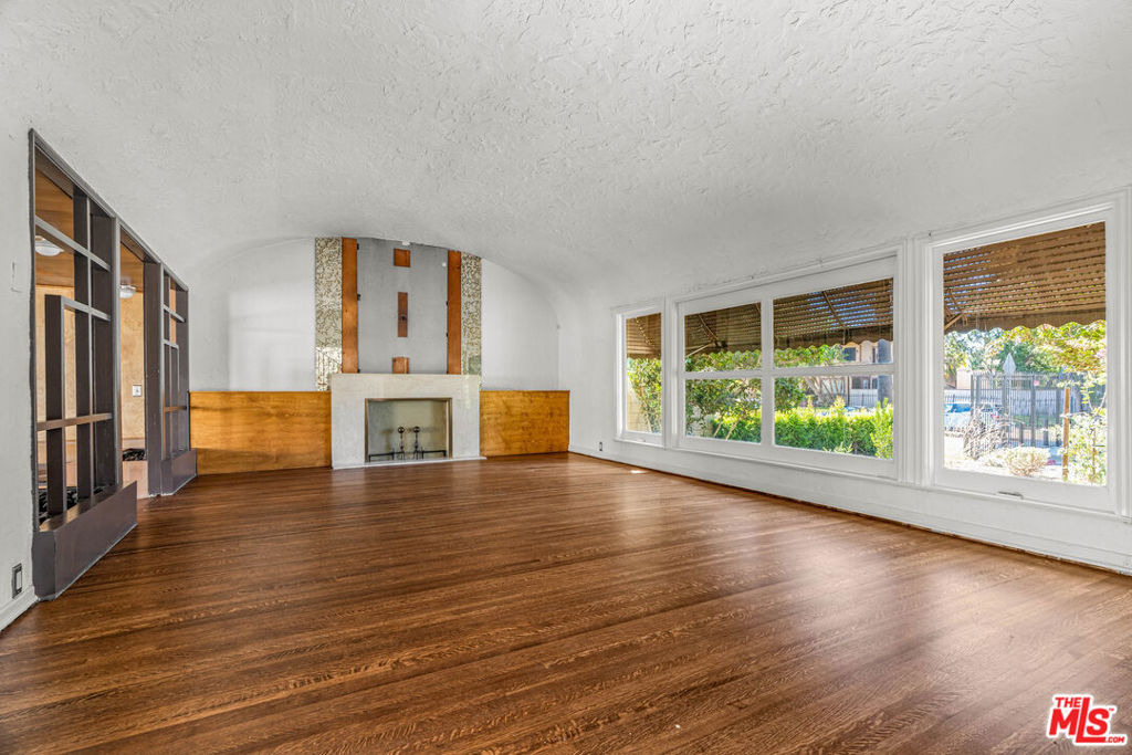 1838 S Victoria Avenue - Photo 6