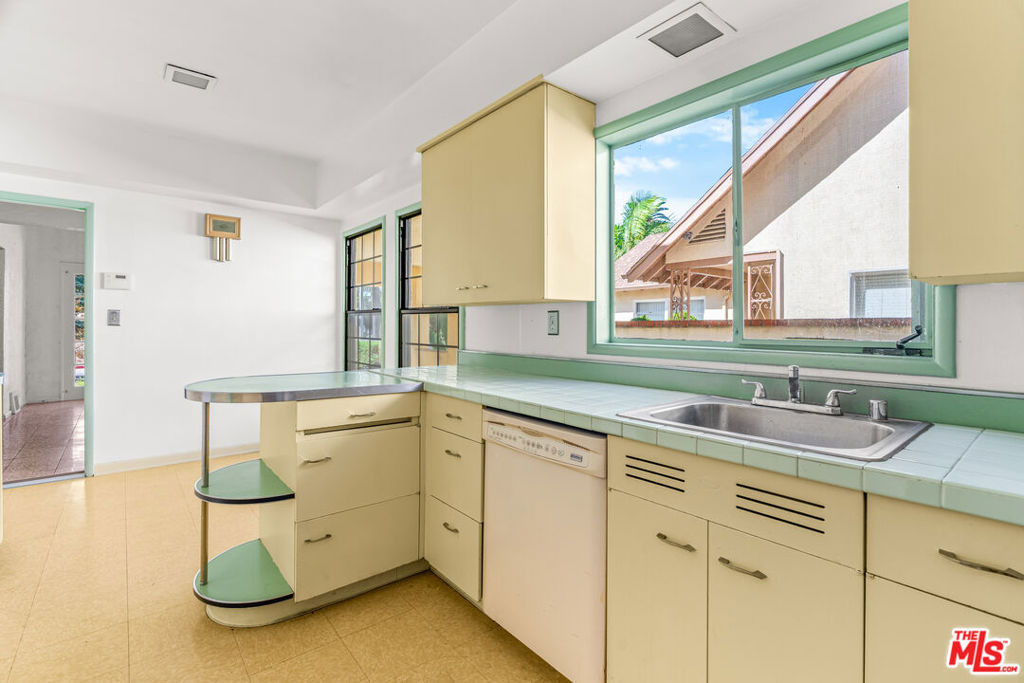 1838 S Victoria Avenue - Photo 18