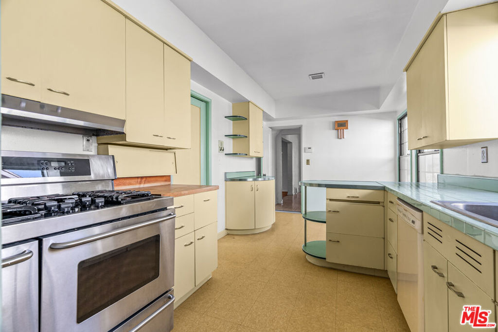 1838 S Victoria Avenue - Photo 17