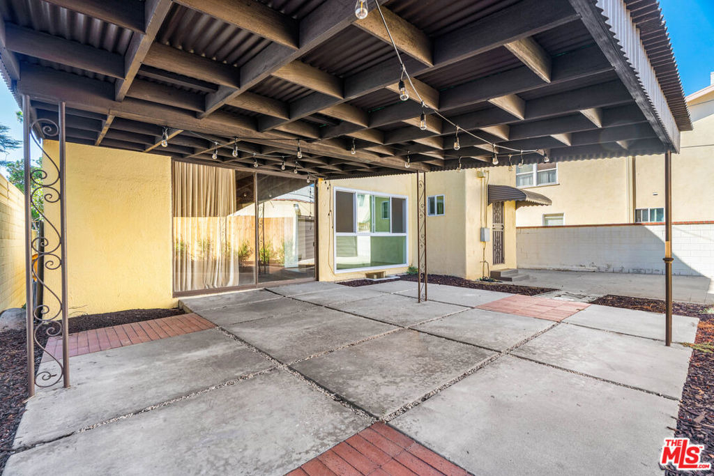1838 S Victoria Avenue - Photo 41