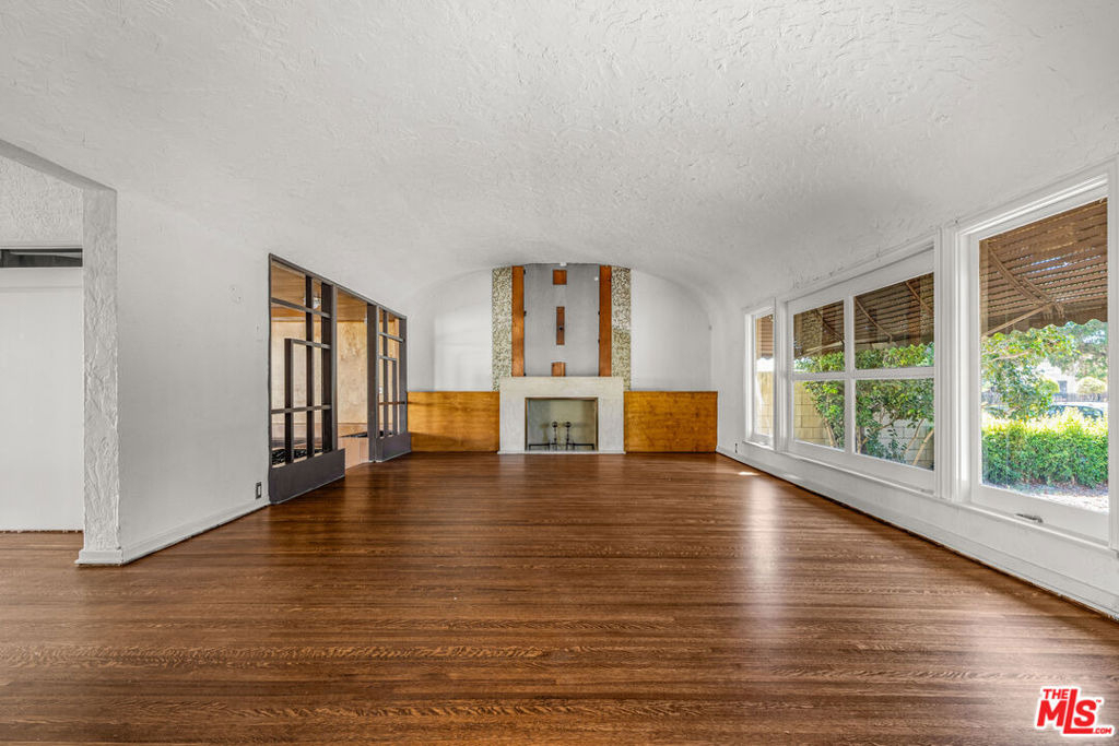 1838 S Victoria Avenue - Photo 5