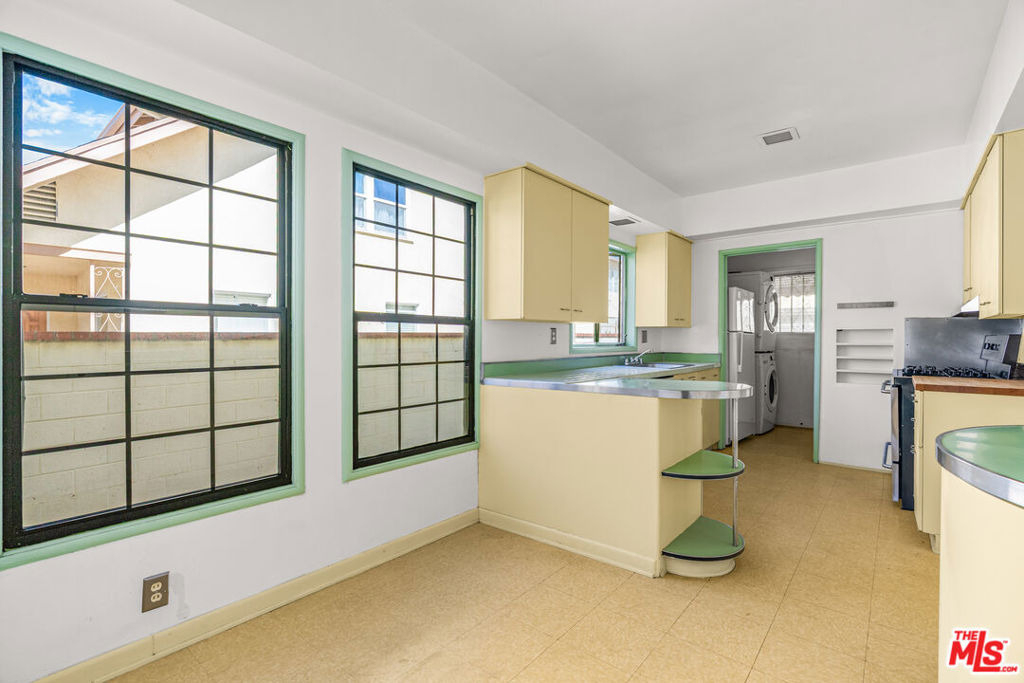 1838 S Victoria Avenue - Photo 15