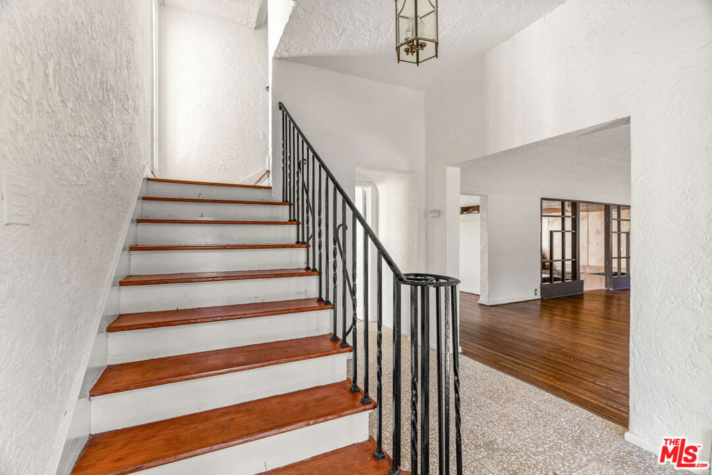 1838 S Victoria Avenue - Photo 25