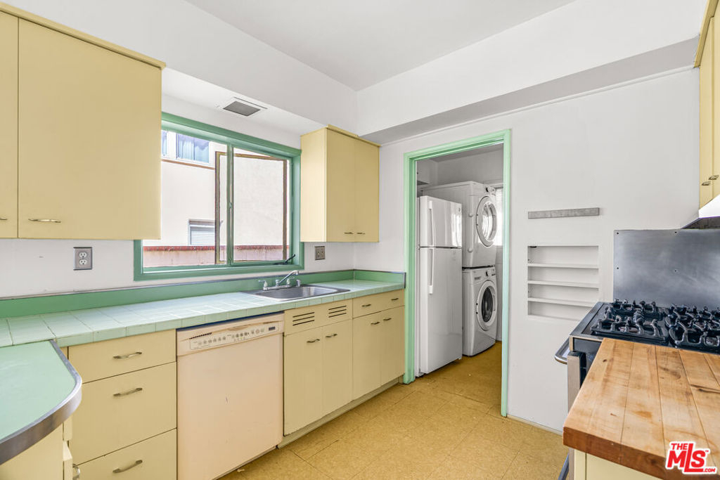 1838 S Victoria Avenue - Photo 19