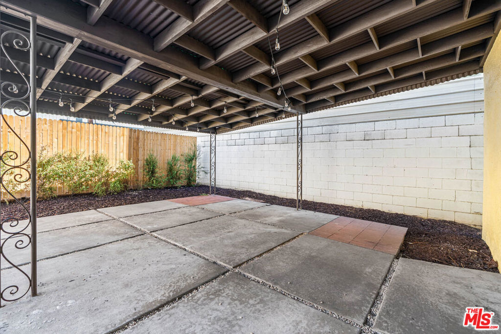 1838 S Victoria Avenue - Photo 42