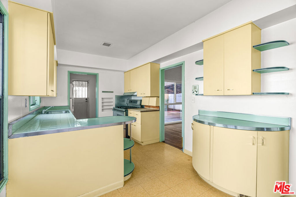1838 S Victoria Avenue - Photo 16