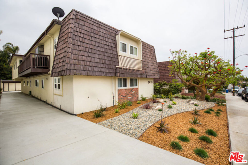 2418 Graham Avenue - Photo 0