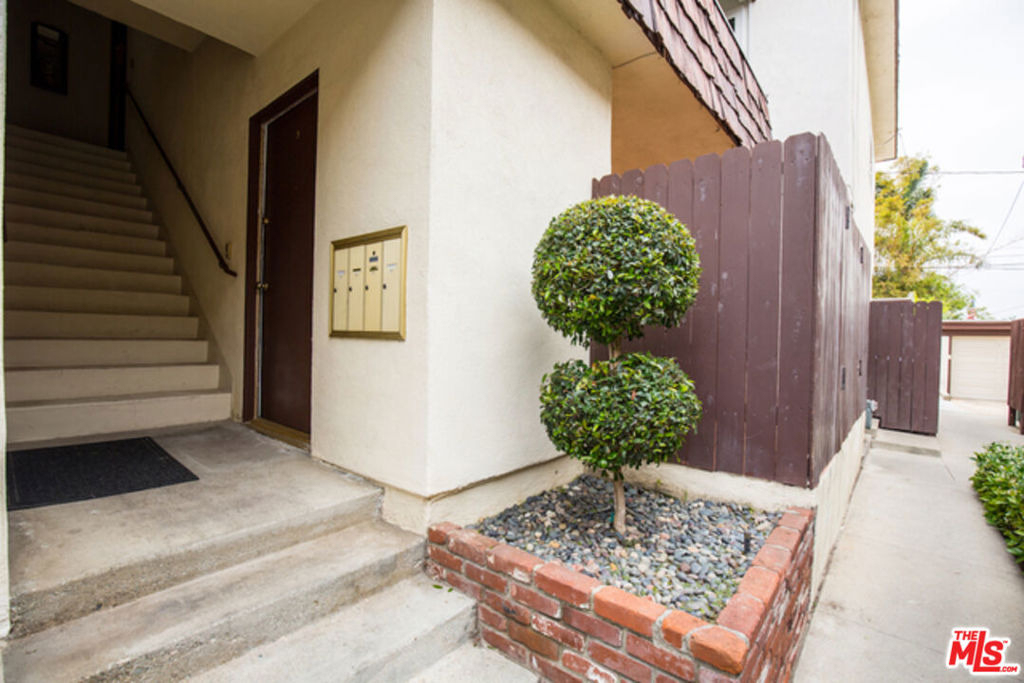 2418 Graham Avenue - Photo 2