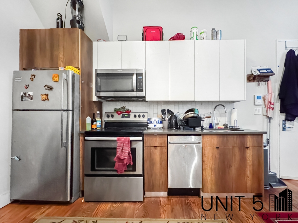 483 Evergreen Avenue - Photo 2