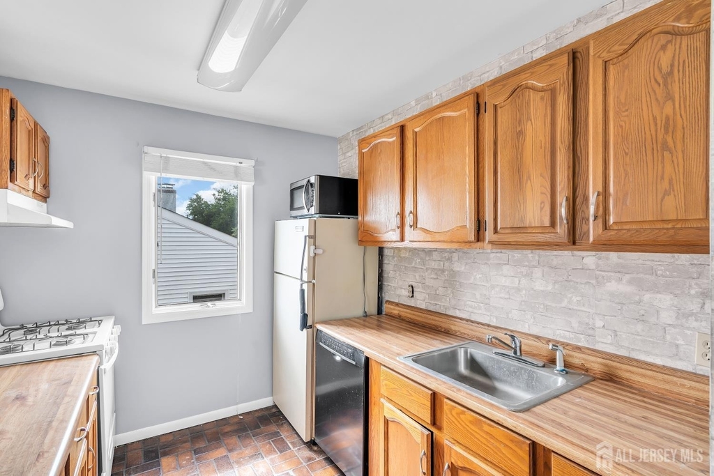 1595 E 2nd Street - Photo 6