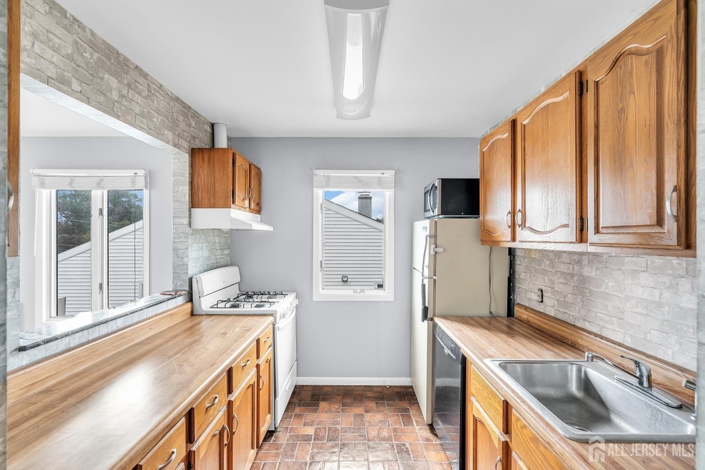 1595 E 2nd Street - Photo 4