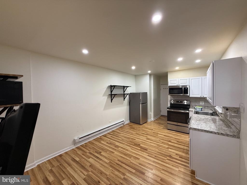 121 21 Street N - Photo 1