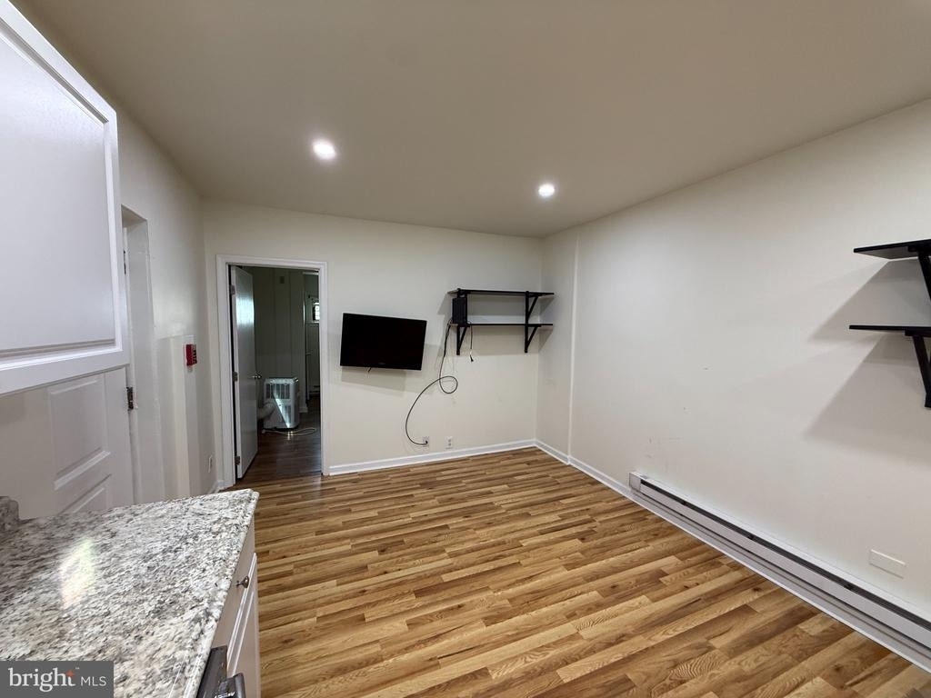 121 21 Street N - Photo 2