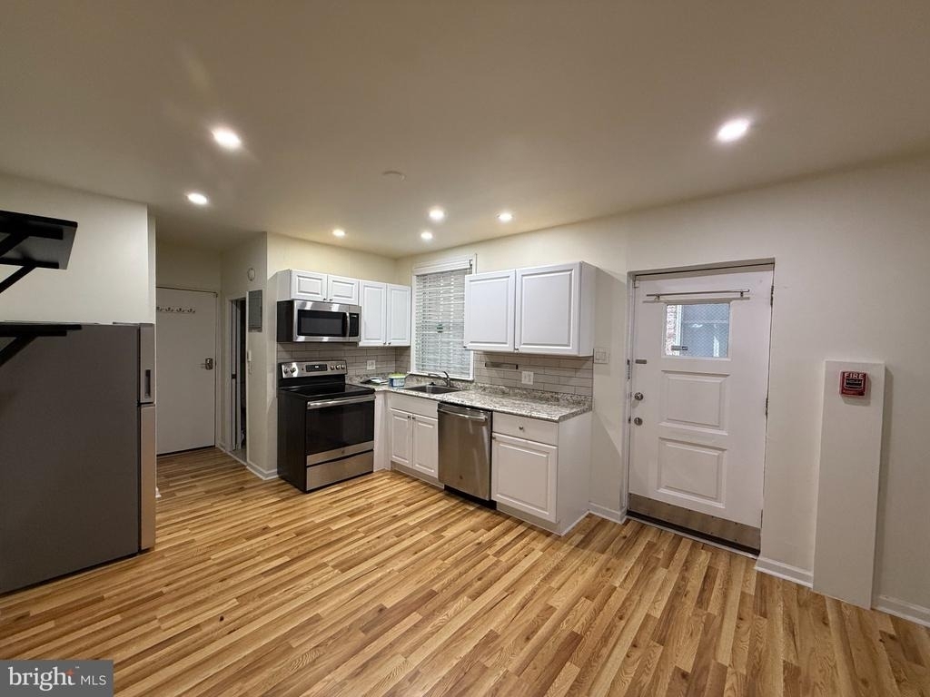 121 21 Street N - Photo 0