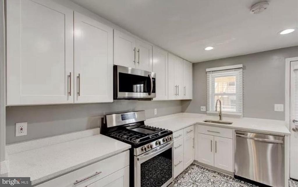 111 Bloomsberry Street - Photo 2