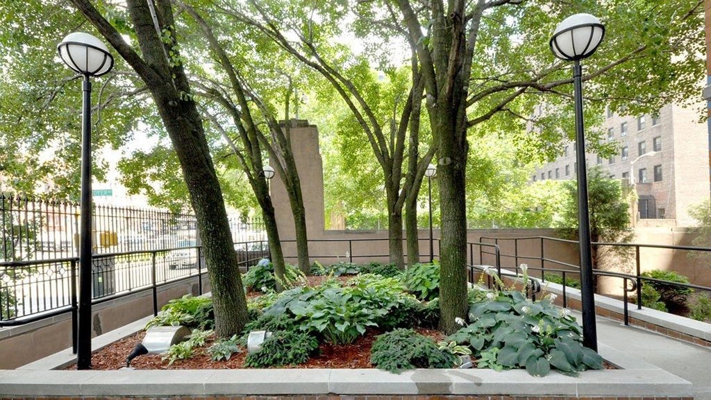 Hudson Yards High-Floor Gem | Convertible 2BR in Prime Manhattan Location! - Photo 2