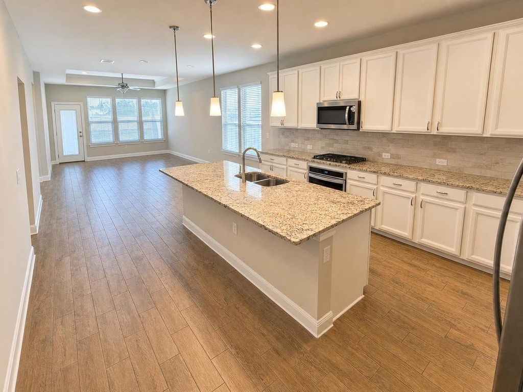 9907 Quercia Dr - Photo 2