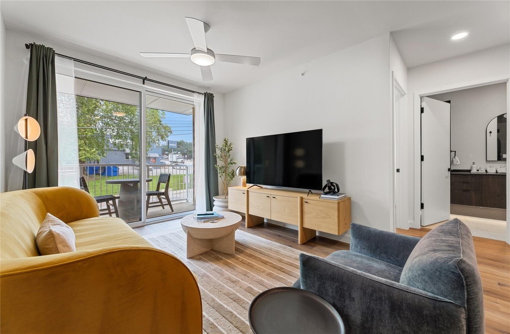 2323 S Lamar Blvd - Photo 8