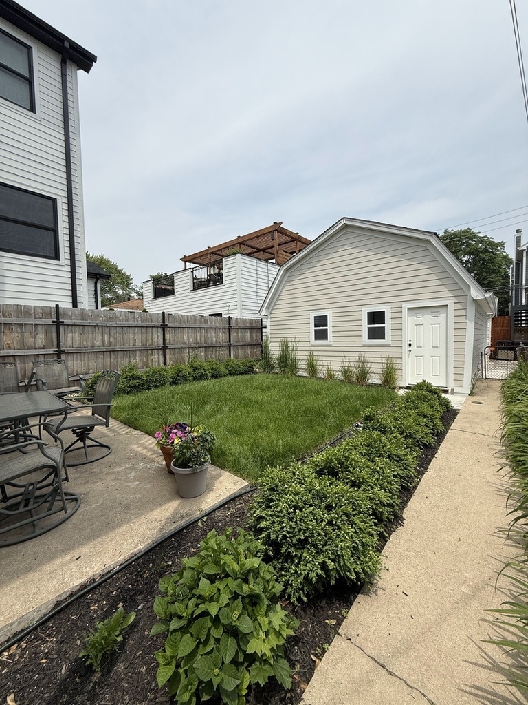 1928 W Barry Avenue - Photo 2