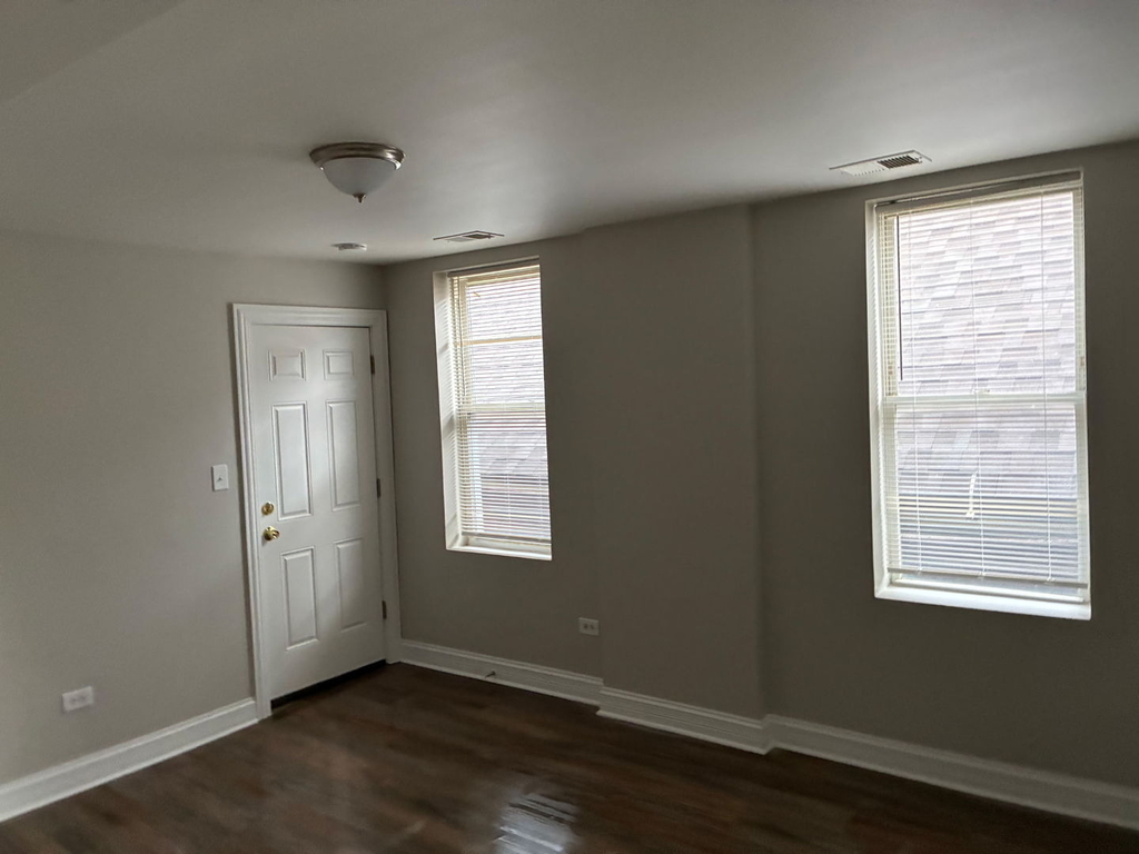8356 S Mackinaw Avenue - Photo 6