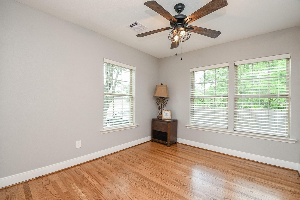 311 E 35th Street - Photo 4