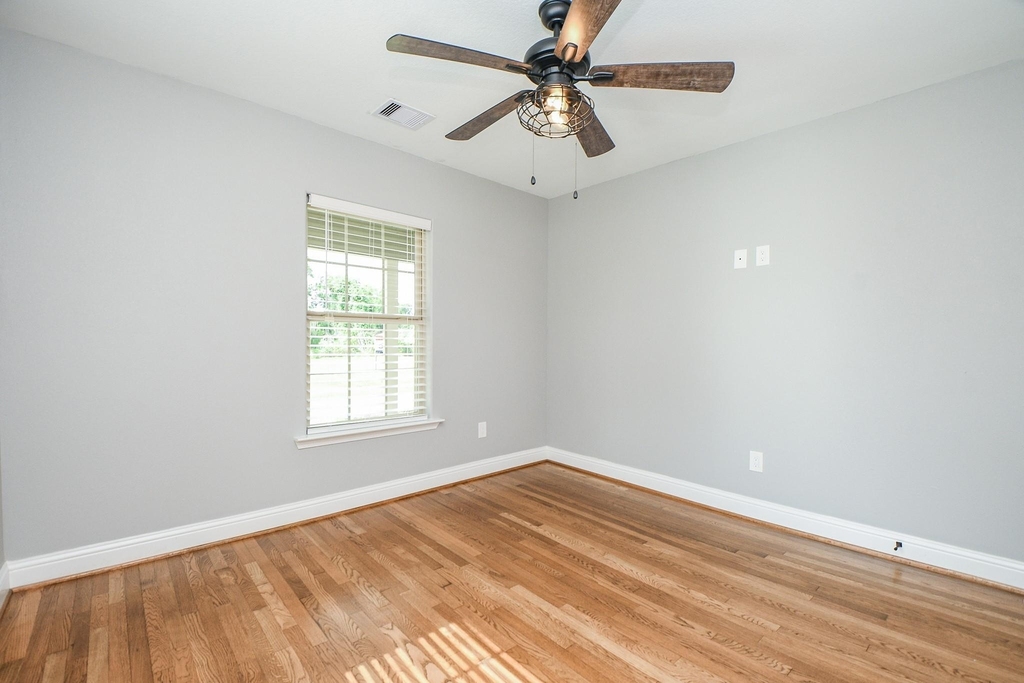 311 E 35th Street - Photo 9