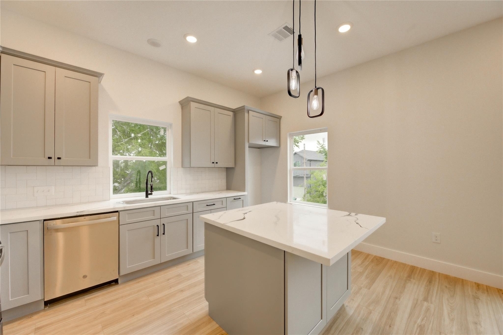 811 E 39th Street - Photo 13