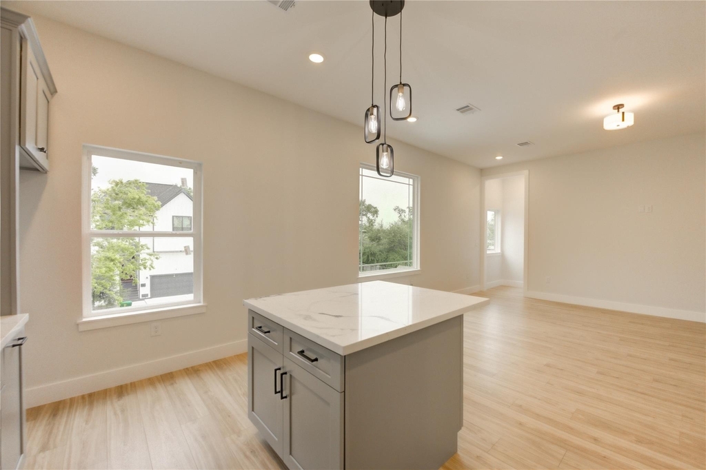811 E 39th Street - Photo 12