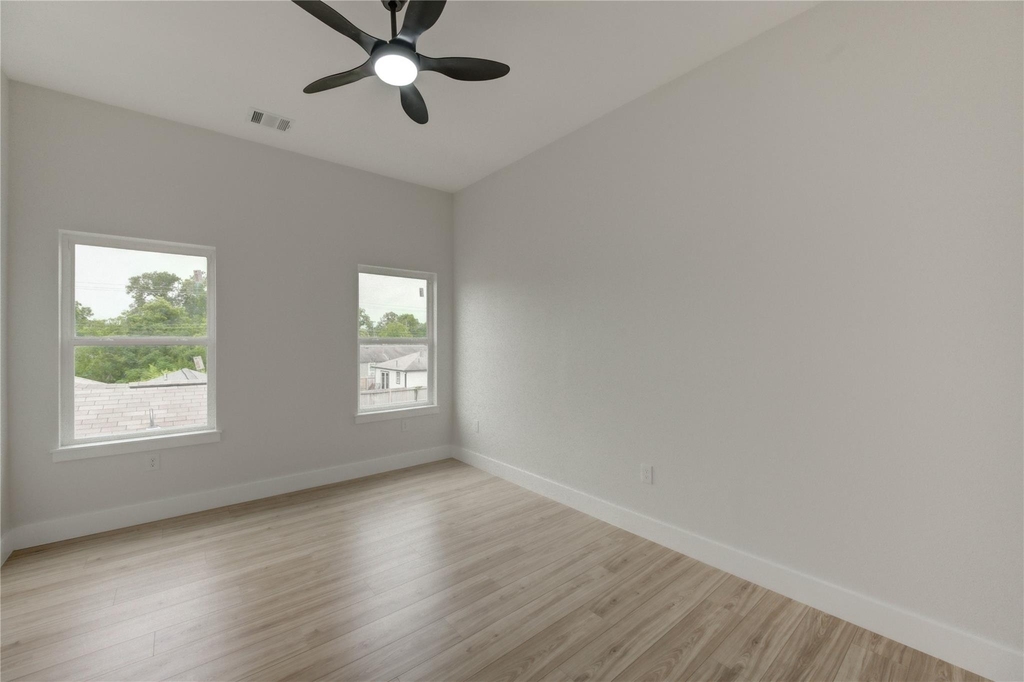 811 E 39th Street - Photo 18