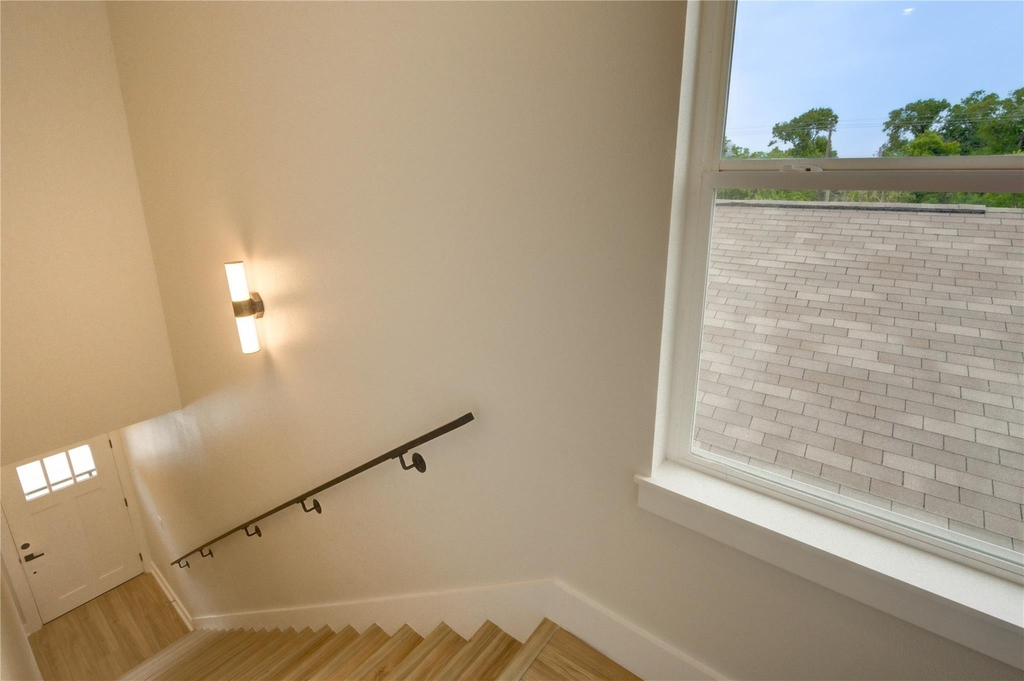 811 E 39th Street - Photo 7
